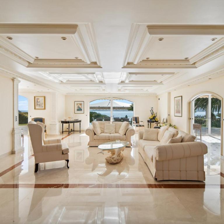 Luxury Seafront Villa with Heated Infinity Pool - Villa - 11