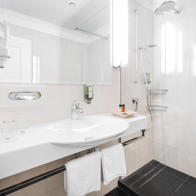 Post Seefeld - Wellnesshotel Tirol - Comfort Doppelzimmer mit Balkon und Stadtblick - 3