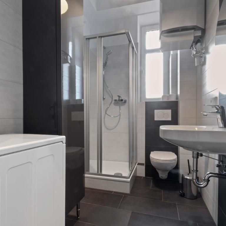 Flatista Homes - Luise - Three-Bedroom Deluxe Apartment - 19