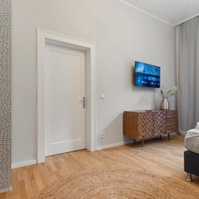 Flatista Homes - Luise - Three-Bedroom Deluxe Apartment - 17