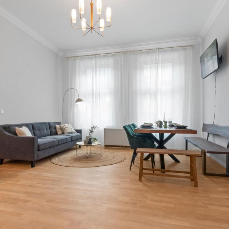 Flatista Homes - Luise - Three-Bedroom Deluxe Apartment - 13
