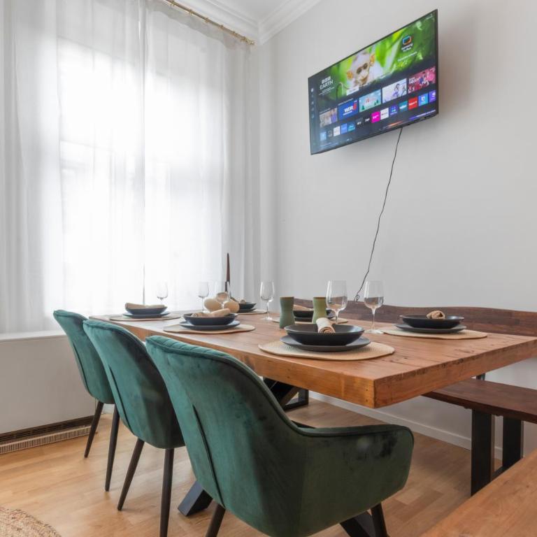 Flatista Homes - Luise - Three-Bedroom Deluxe Apartment - 12