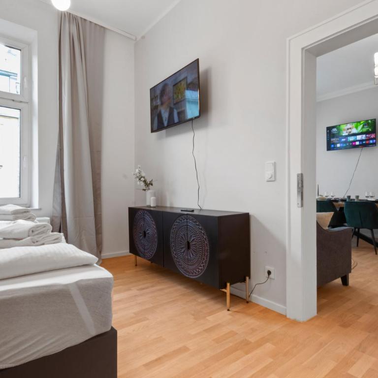 Flatista Homes - Luise - Three-Bedroom Deluxe Apartment - 10