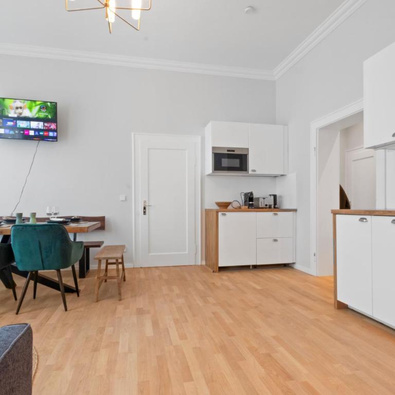 Flatista Homes - Luise - Three-Bedroom Deluxe Apartment - 8