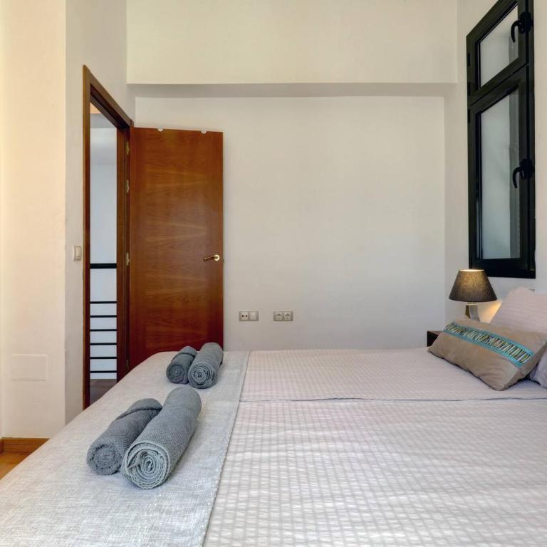 011 Bright and Spacious Villa, Private Heated Pool - Villa - 38