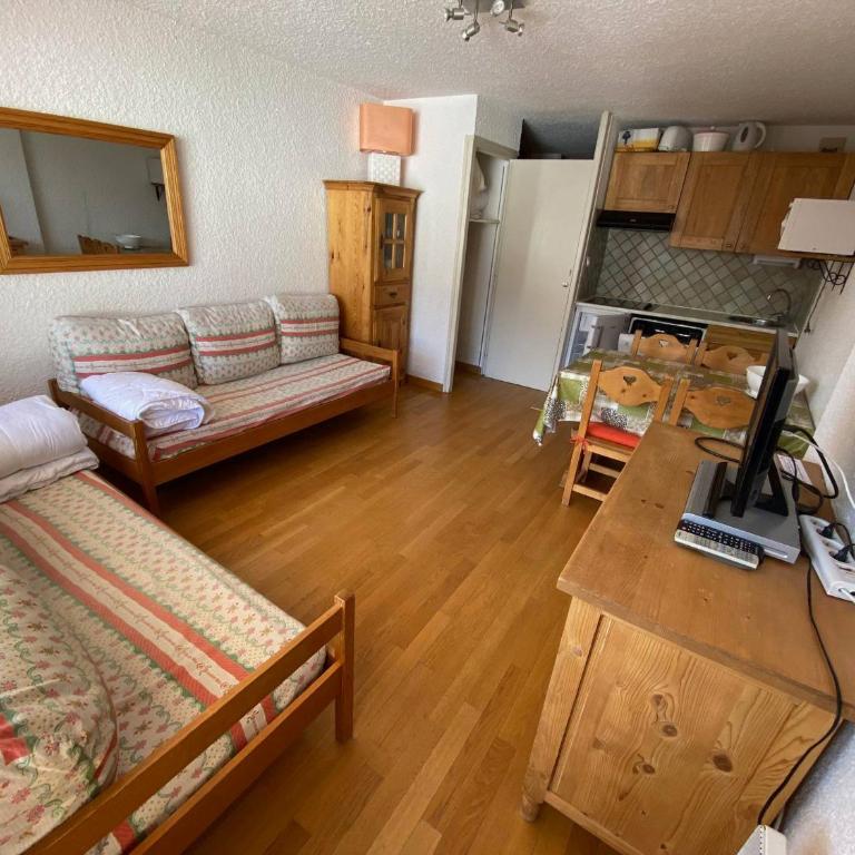 Studio skis aux pieds avec parking privé et animaux admis - FR-1-445-93 - Studio - 4