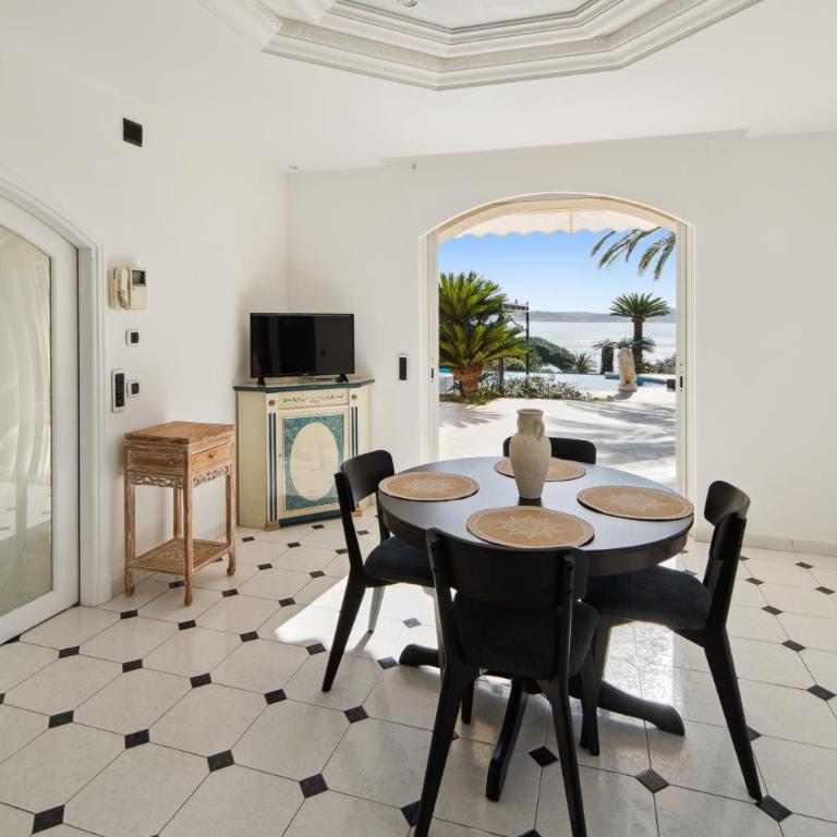 Luxury Seafront Villa with Heated Infinity Pool - Villa - 33