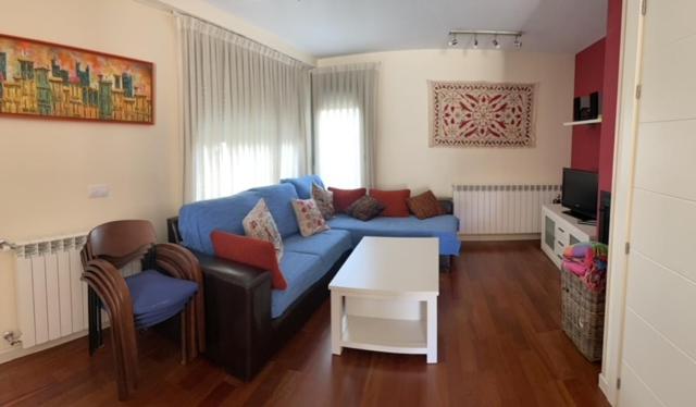 Chalet adosado entero, bbq y piscina comunitaria - Five-Bedroom House - 55