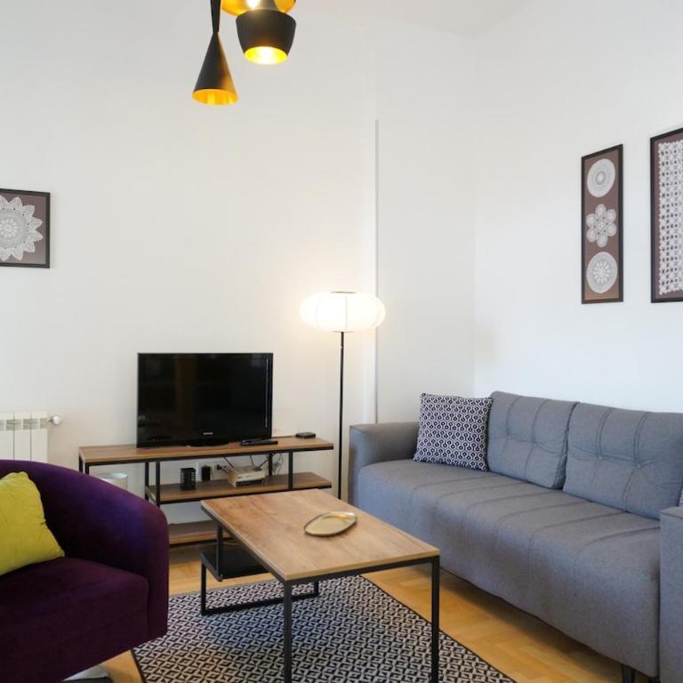 Center 2BDR additional living Room King bed 4 pers - Two-Bedroom Apartment - 9