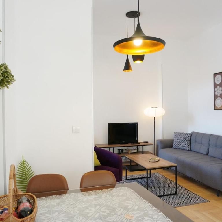 Center 2BDR additional living Room King bed 4 pers - Two-Bedroom Apartment - 12
