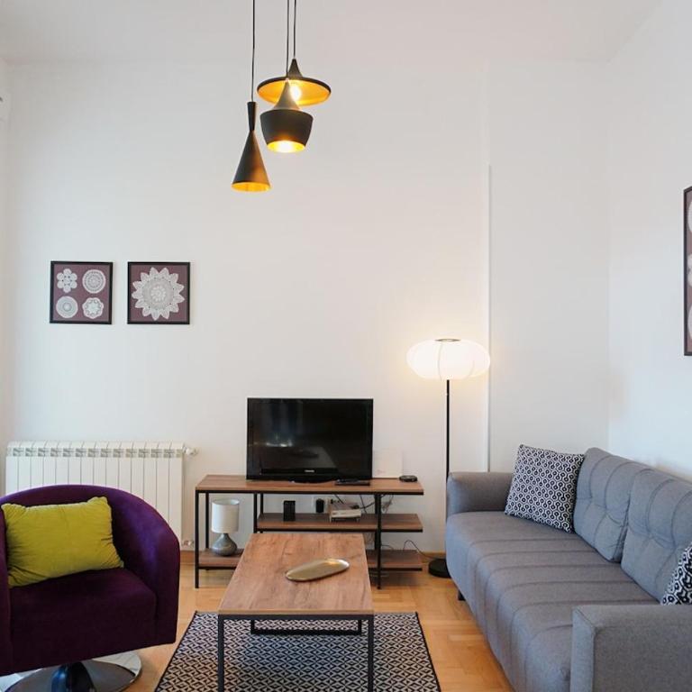 Center 2BDR additional living Room King bed 4 pers - Two-Bedroom Apartment - 1