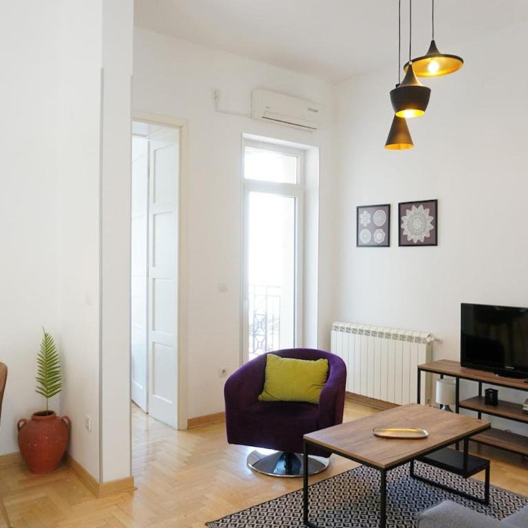 Center 2BDR additional living Room King bed 4 pers - Two-Bedroom Apartment - 2
