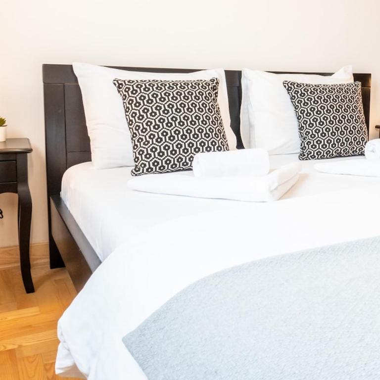 Center 2BDR additional living Room King bed 4 pers - Two-Bedroom Apartment - 6