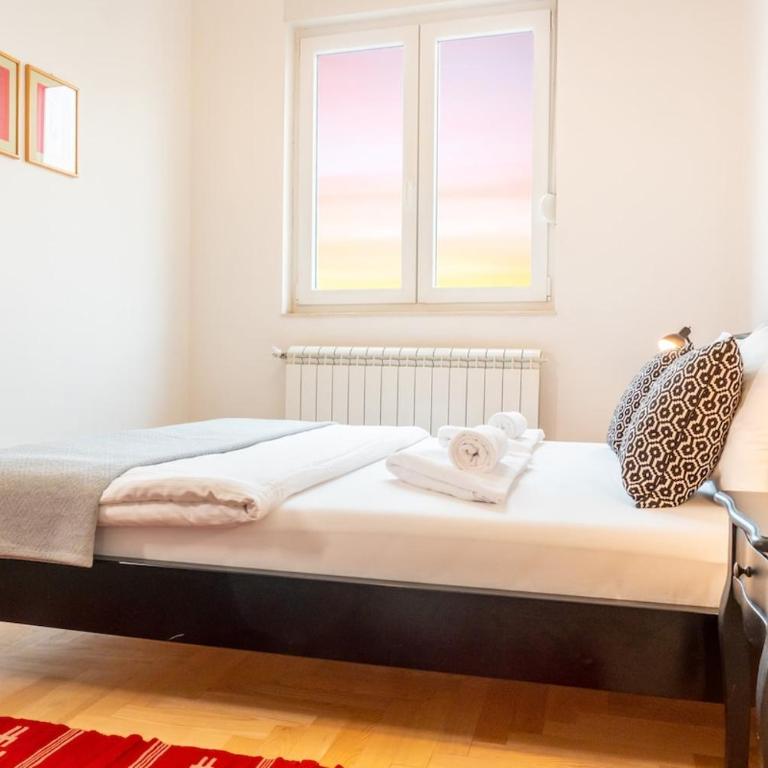 Center 2BDR additional living Room King bed 4 pers - Two-Bedroom Apartment - 4