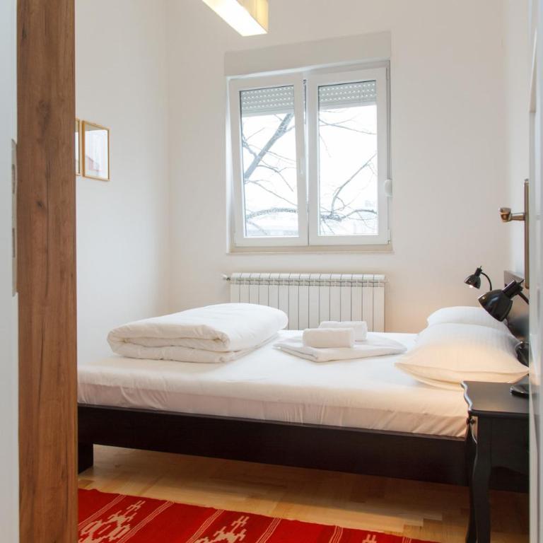 Center 2BDR additional living Room King bed 4 pers - Two-Bedroom Apartment - 19