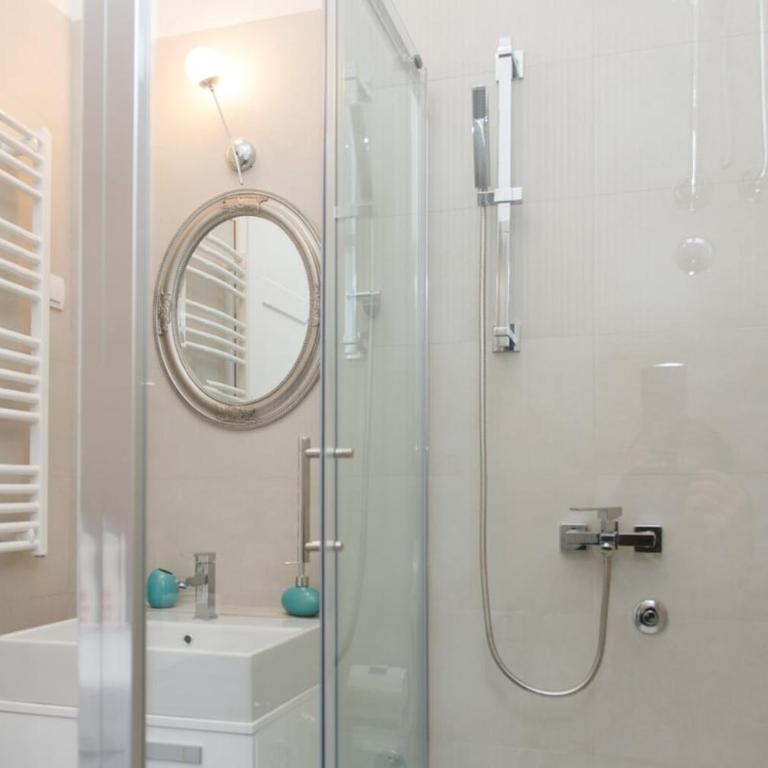 Center 2BDR additional living Room King bed 4 pers - Two-Bedroom Apartment - 22