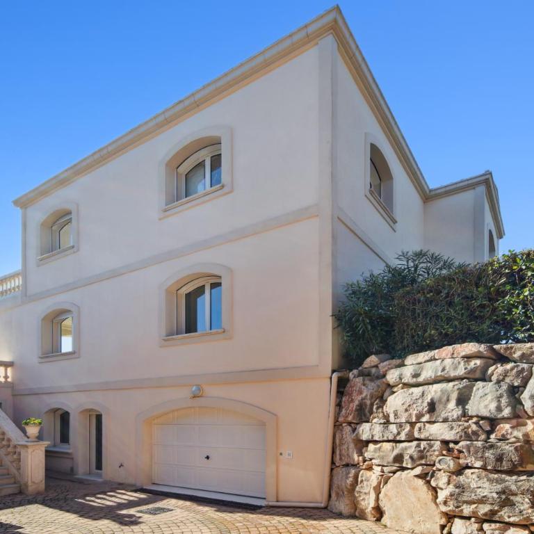 Luxury Seafront Villa with Heated Infinity Pool - Villa - 35