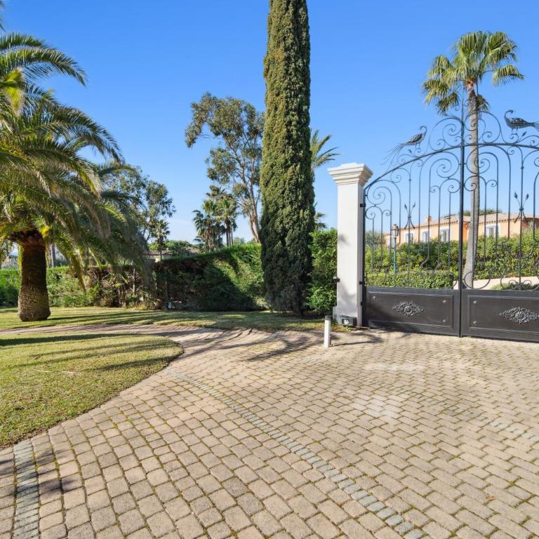 Luxury Seafront Villa with Heated Infinity Pool - Villa - 42