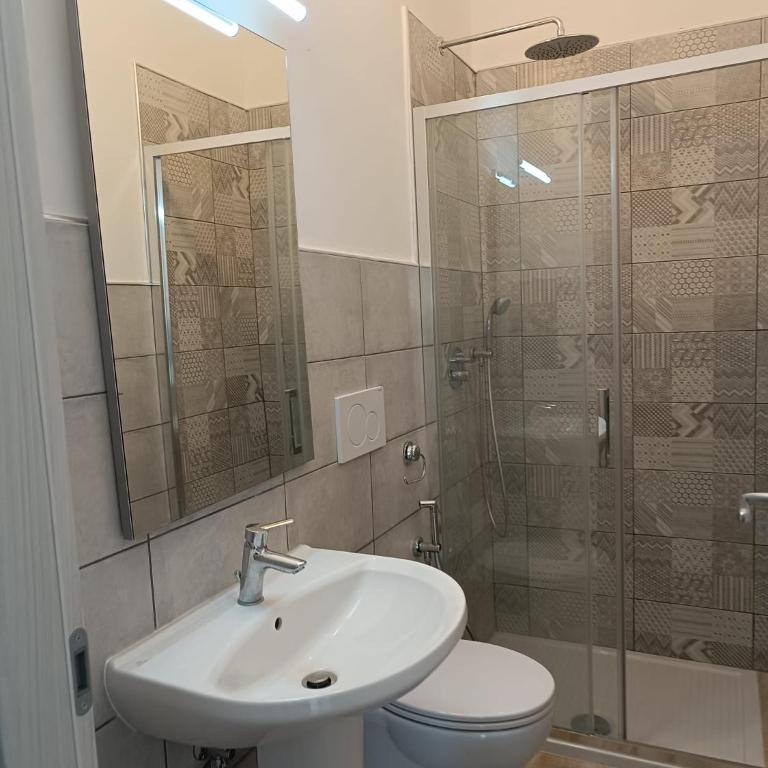 B&B Delfis II - Camera Matrimoniale con Bagno Privato - 17
