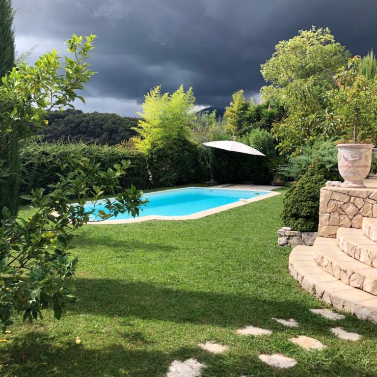 Bastide familiale cadre idyllique vue St Paul de Vence - Villa avec Piscine Privée - 9