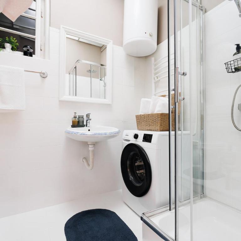 Inspiration Source with Balcony Old Town - Three-Bedroom Apartment with Balcony - 13