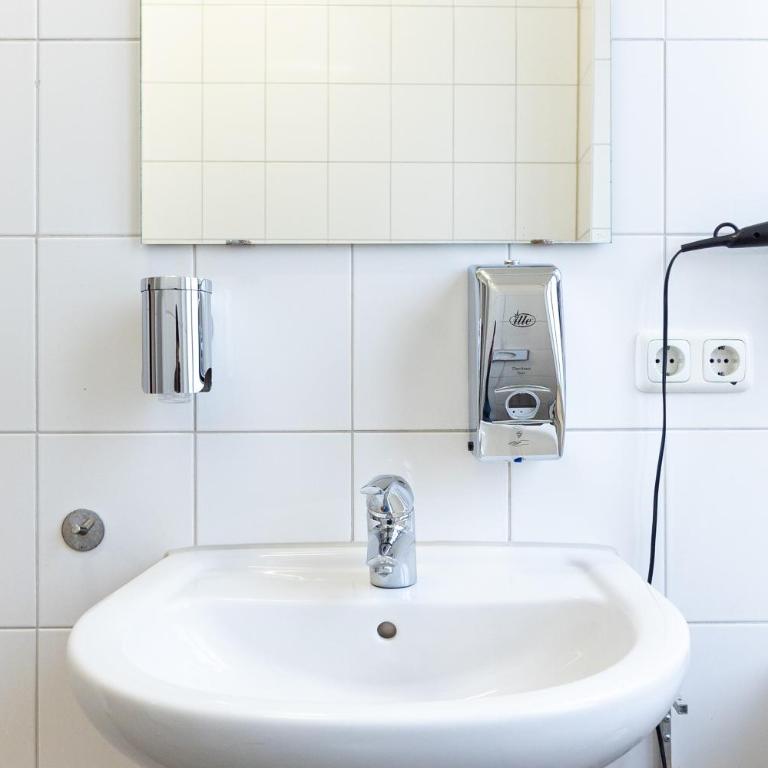 Schwanthaler Hof - Zweibettzimmer mit Gemeinschaftsbad - 9