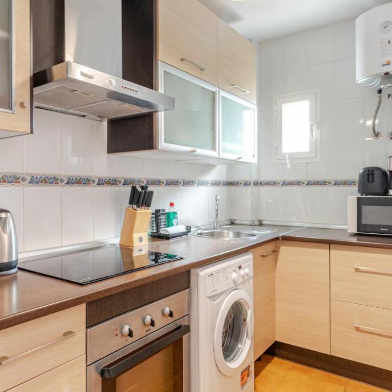 Prime Location in Málaga - 15 Min Walk to Old Town - Apartamento de 1 dormitorio con balcón - 2