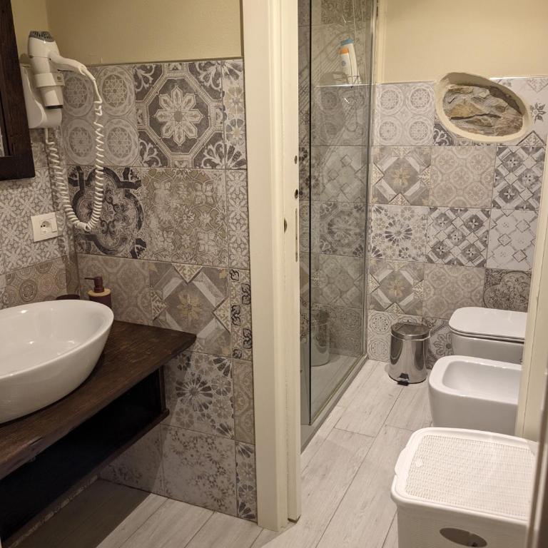 Casa D'amore - Family Room with Private Bathroom - 11