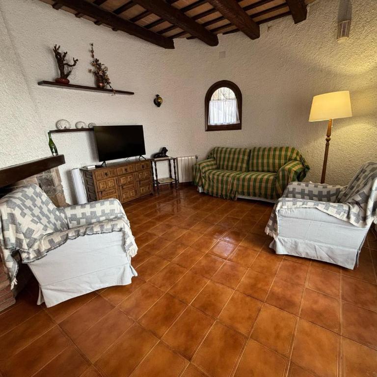 Casa con Gran Jardín Privado y Piscina Comunitaria en Torroella de Montgrí - ES-323-44 - Vacation Home - 4