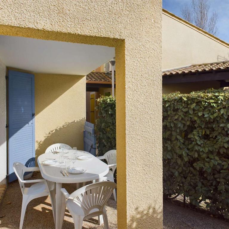 Appartement 2 Pièces RDC avec Terrasse et Parking dans Résidence Sécurisée avec Piscine - FR-1-326-846 - Appartement - 8