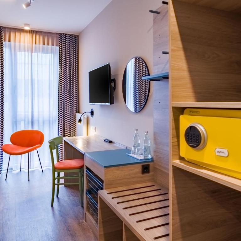 Ramada Encore by Wyndham Munich Messe - Deluxe Dreibettzimmer mit 3 Einzelbetten - 8