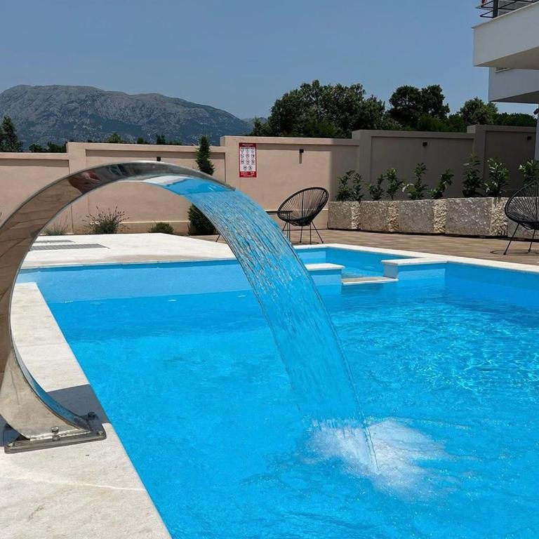 Apartment Complex with Pool in Bar, Montenegro - Apartment with Balcony - 1