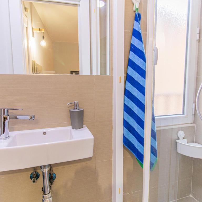 Stay in Zaragoza's historic center - One-Bedroom Apartment - 13
