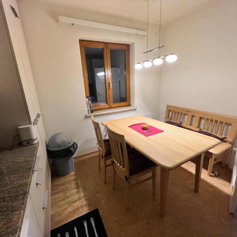 LA Haus für Monteure, Arbeiter, Pendler, ganzes Haus mit Garten, 5 Zimmer - Apartment - 10