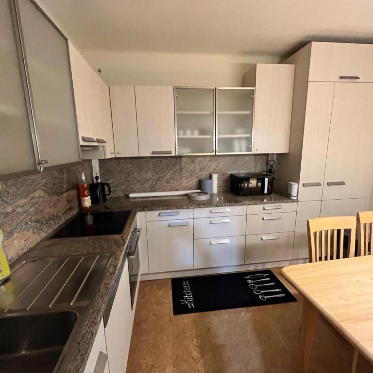 LA Haus für Monteure, Arbeiter, Pendler, ganzes Haus mit Garten, 5 Zimmer - Apartment - 9