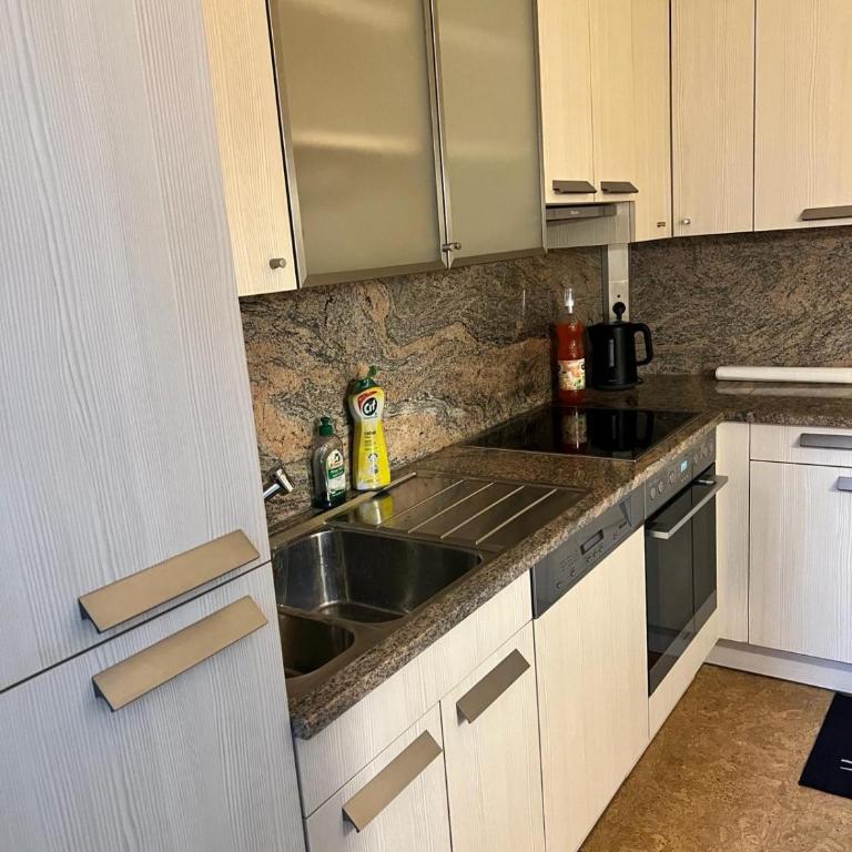 LA Haus für Monteure, Arbeiter, Pendler, ganzes Haus mit Garten, 5 Zimmer - Apartment - 8