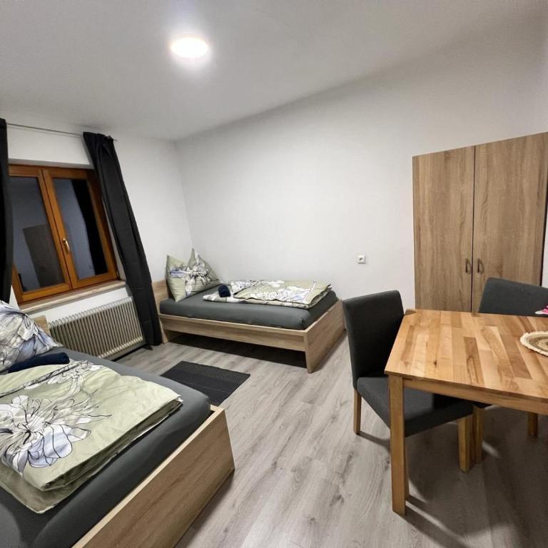 LA Haus für Monteure, Arbeiter, Pendler, ganzes Haus mit Garten, 5 Zimmer - Apartment - 6
