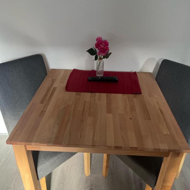 LA Haus für Monteure, Arbeiter, Pendler, ganzes Haus mit Garten, 5 Zimmer - Apartment - 5