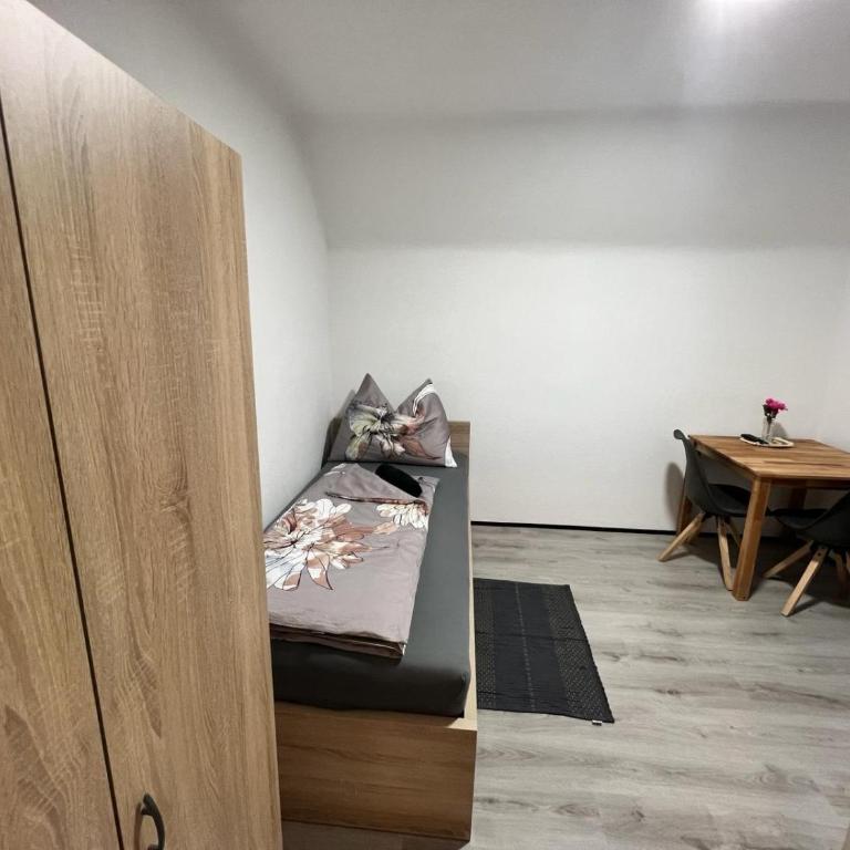LA Haus für Monteure, Arbeiter, Pendler, ganzes Haus mit Garten, 5 Zimmer - Apartment - 4
