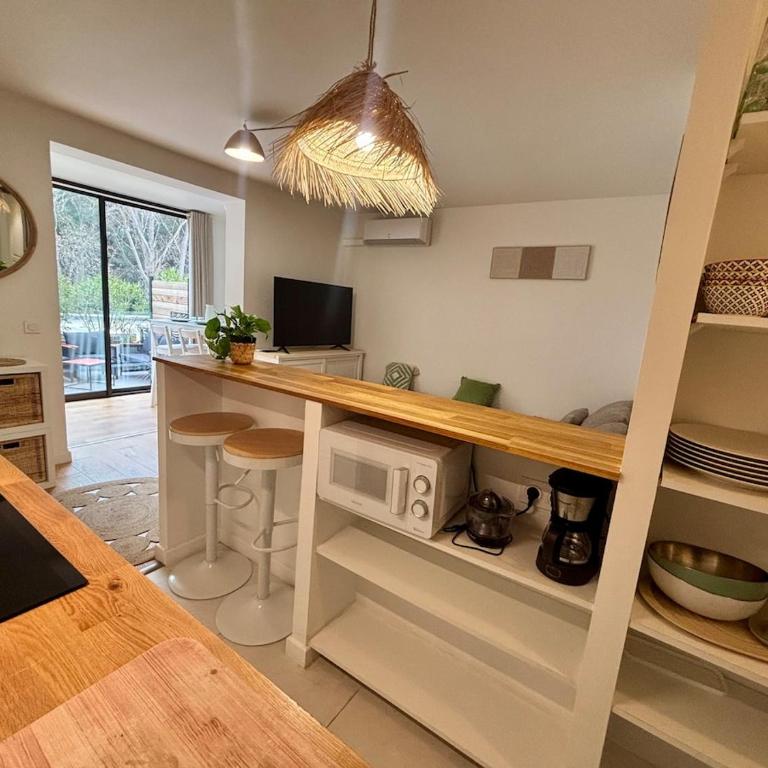 T2 en rez-de-jardin avec terrasse privative, résidence avec piscine et tennis - Apartamento de 1 dormitorio - 7