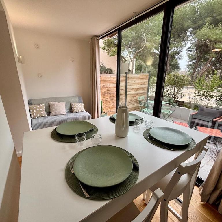 T2 en rez-de-jardin avec terrasse privative, résidence avec piscine et tennis - Apartamento de 1 dormitorio - 8