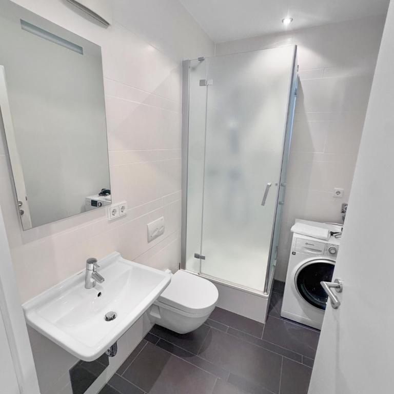 Flatista Homes - Nymphenburg Suites - Two-Bedroom Apartment with Balcony - 3