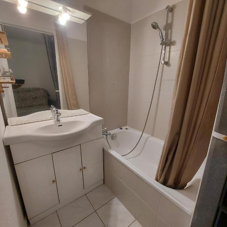Appartement RDC avec Terrasse, Parking et Animaux Acceptés à 100m de la Plage - FR-1-776-116 - Apartment - 3