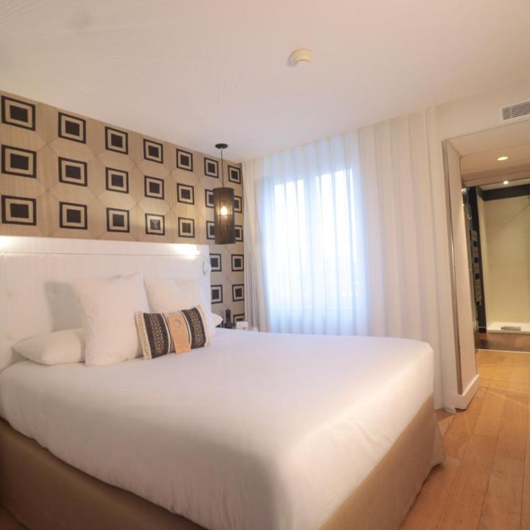 Boa Hotel - BW Signature Collection - Lille Centre Gares - Chambre Triple Deluxe avec Lit Queen-Size et Canapé-Lit - Non-Fumeurs - 1