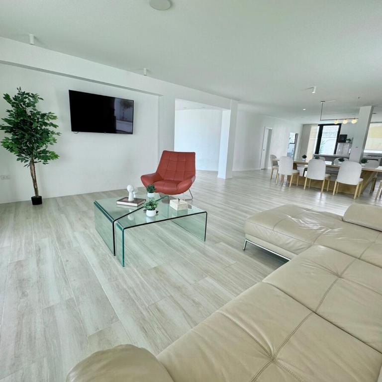 Beautiful, very spacious house - Four-Bedroom House - 59