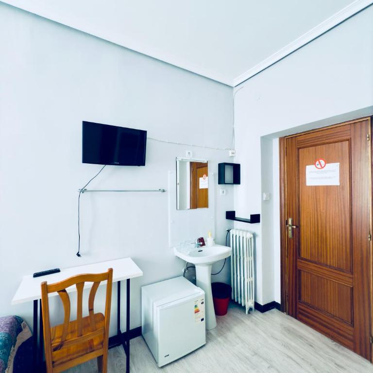 Hostal Conde De Alba - Twin Room with Shared Bathroom - 4
