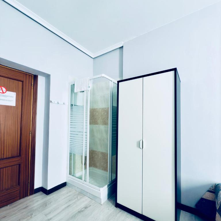 Hostal Conde De Alba - Twin Room with Shared Bathroom - 3