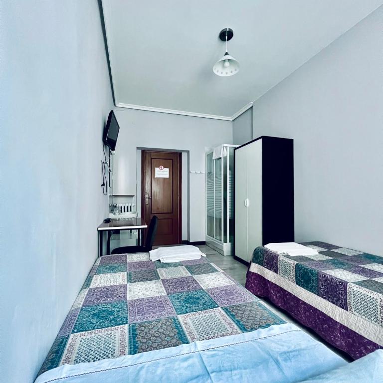 Hostal Conde De Alba - Twin Room with Shared Bathroom - 2