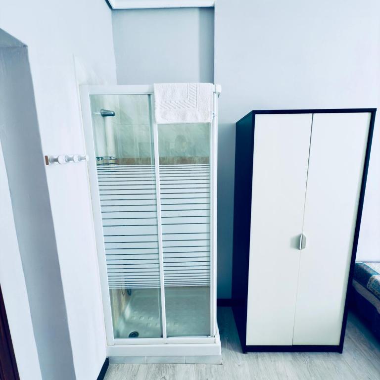 Hostal Conde De Alba - Twin Room with Shared Bathroom - 5