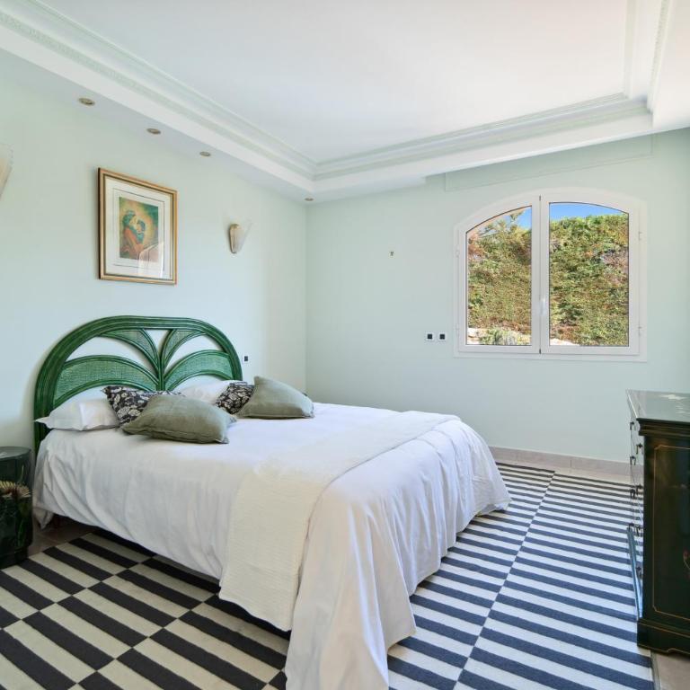 Luxury Seafront Villa with Heated Infinity Pool - Villa - 19